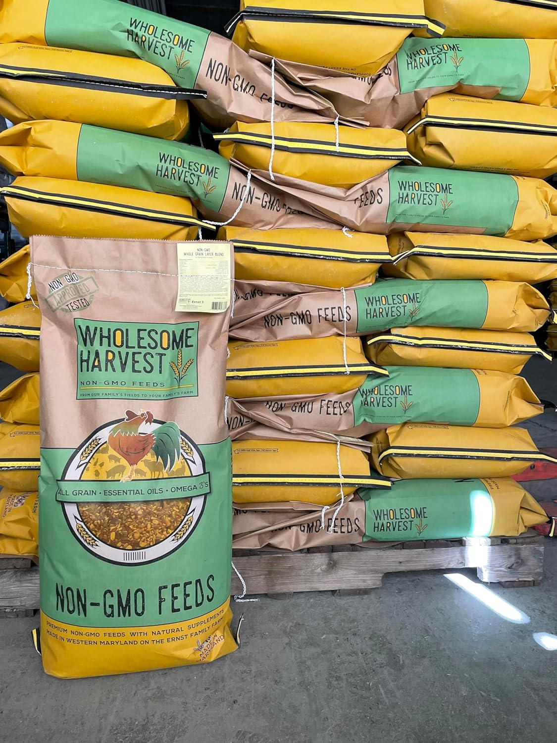 Non-GMO Whole Grain Layer Blend 16% - Chicken Feed for Laying Hens and Ducks - Includes Essential Oils, Herbs, Oyster Shells, Vital Minerals, and Omega 3, 40lb