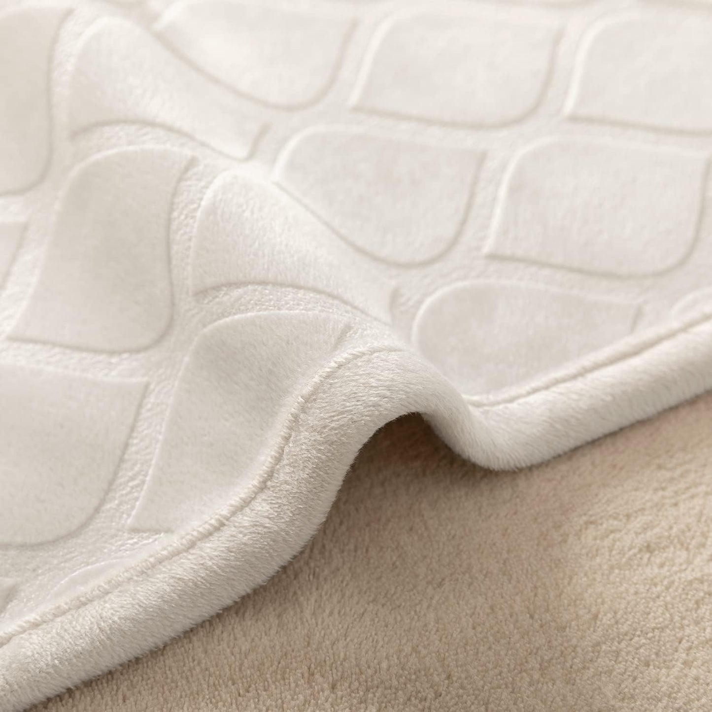 fuguitex Waterproof Dog Blanket Bed Cover Dog Crystal Velvet Moroccan Fuzzy Cozy Plush Pet Blanket Throw Blanket for Couch Sofa(82 * 102 inch, Cream+Beige)