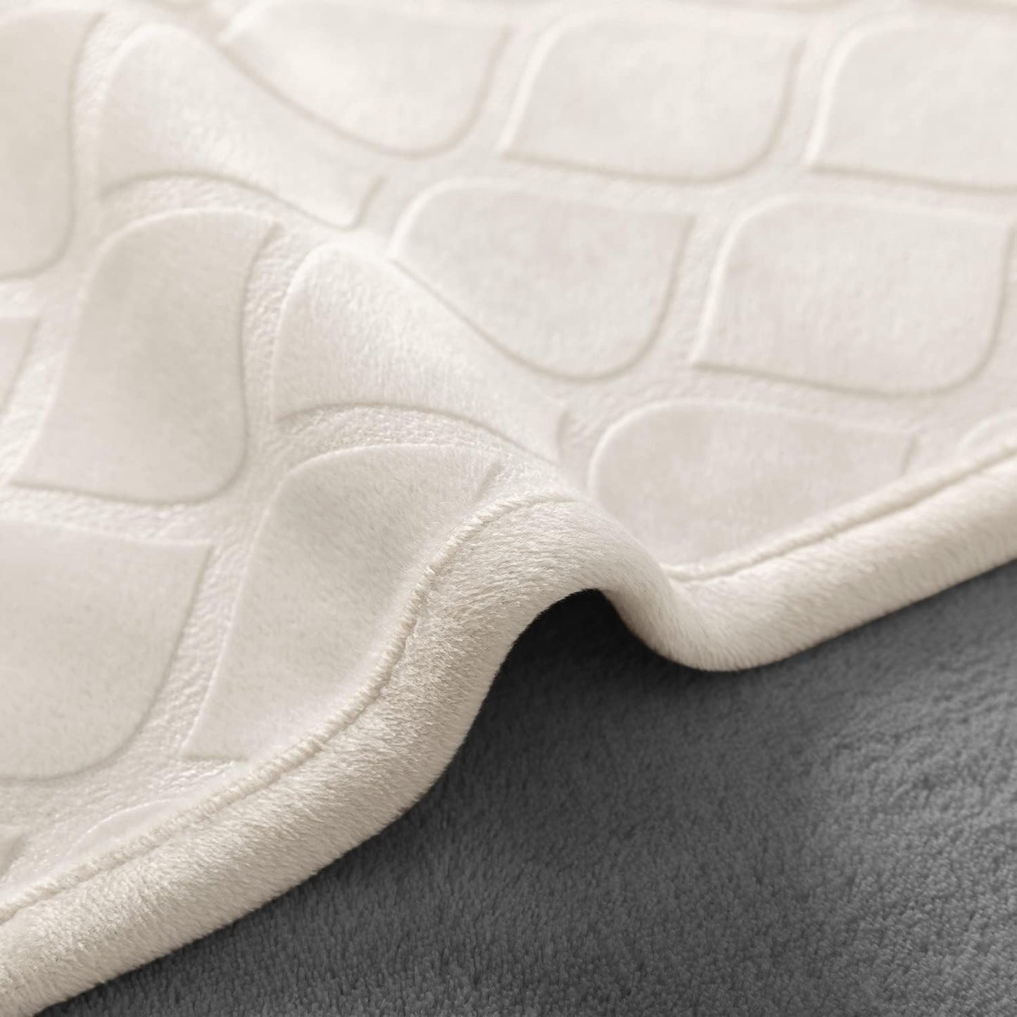 fuguitex Waterproof Dog Blanket Bed Cover Dog Crystal Velvet Moroccan Fuzzy Cozy Plush Pet Blanket Throw Blanket for Couch Sofa(52 * 82 inch, Cream+Grey)