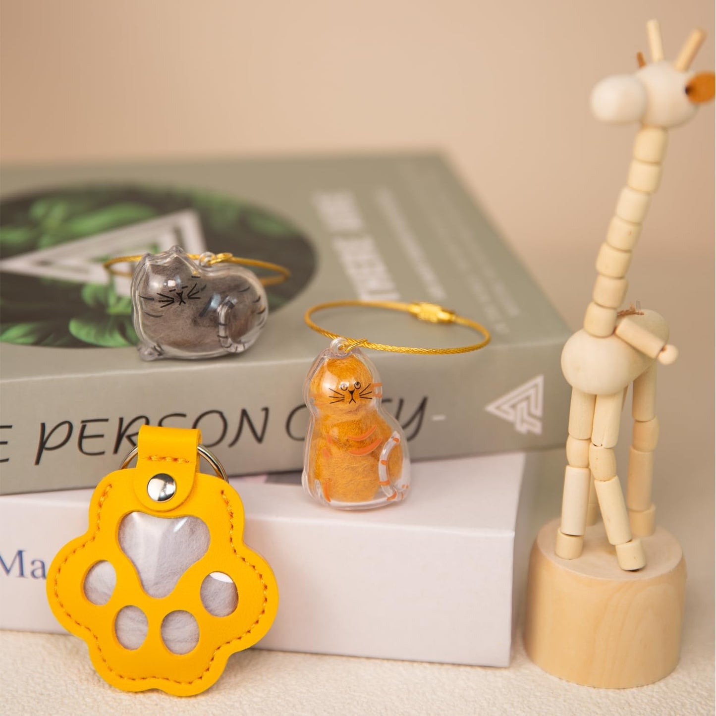 Cat Hair Keychain – Pet Fur Storage Bottle with Tweezer – Cute Keepsake Capsule for Cat Lovers, Portable Hair Holder