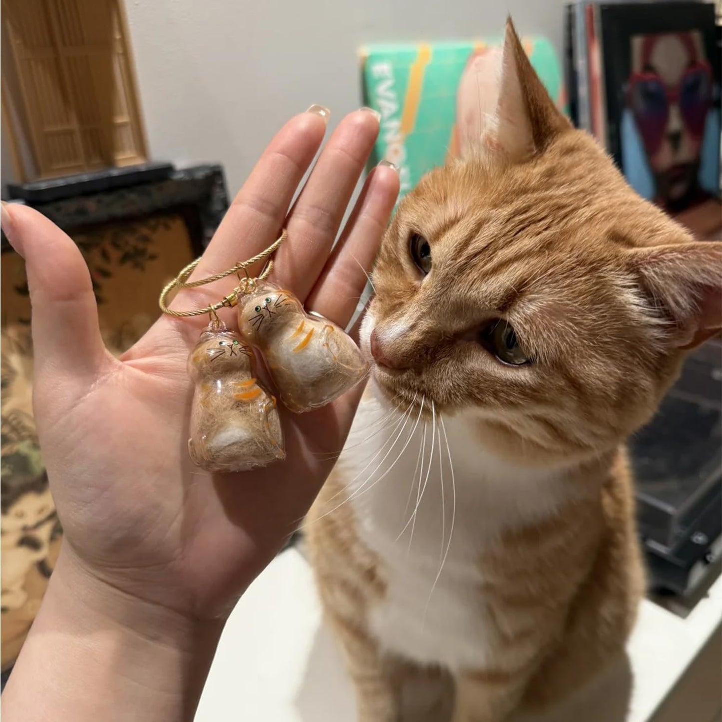 Cat Hair Keychain – Pet Fur Storage Bottle with Tweezer – Cute Keepsake Capsule for Cat Lovers, Portable Hair Holder