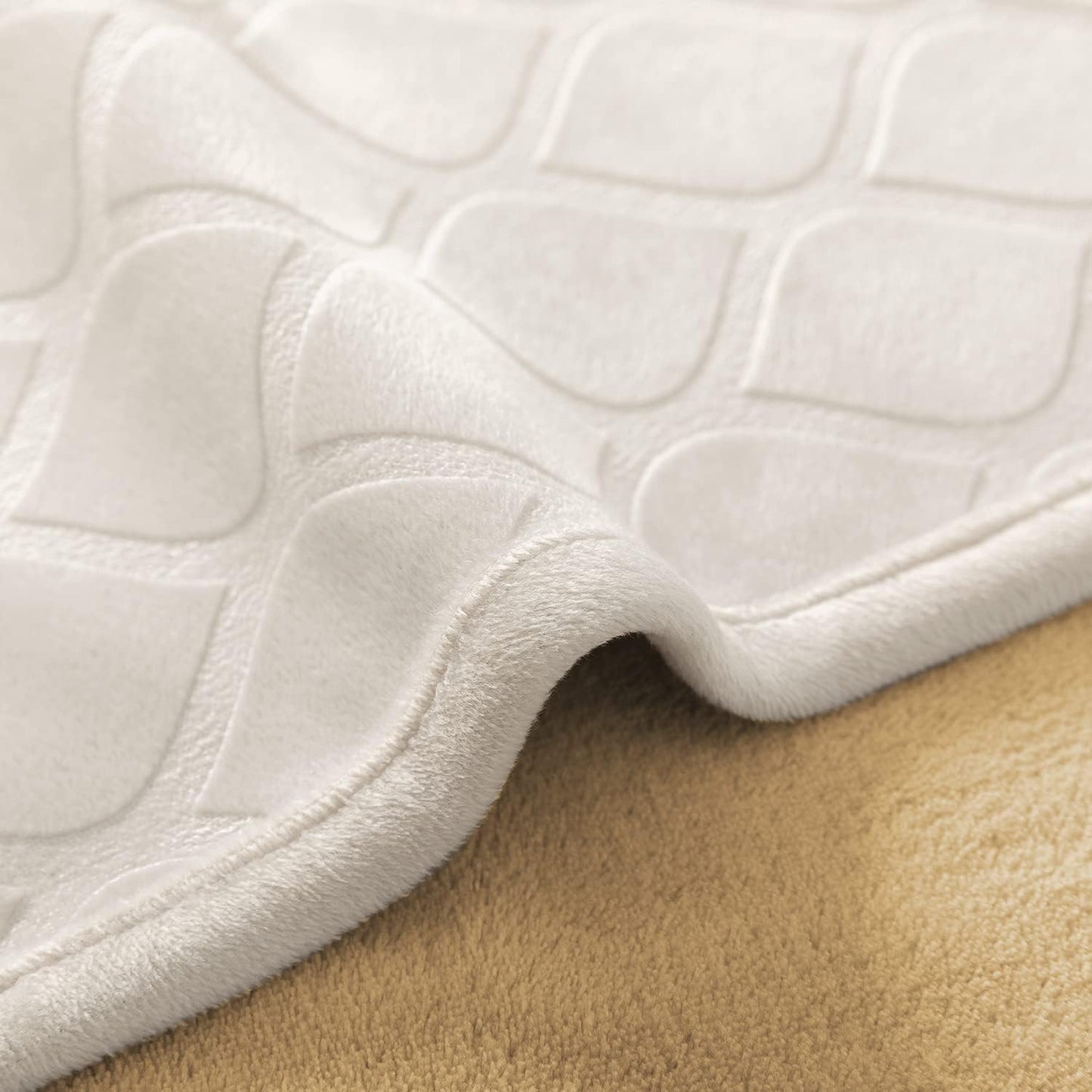 fuguitex Waterproof Dog Blanket Bed Cover Dog Crystal Velvet Moroccan Fuzzy Cozy Plush Pet Blanket Throw Blanket for Couch Sofa(82 * 82 inch, Cream+Sand)