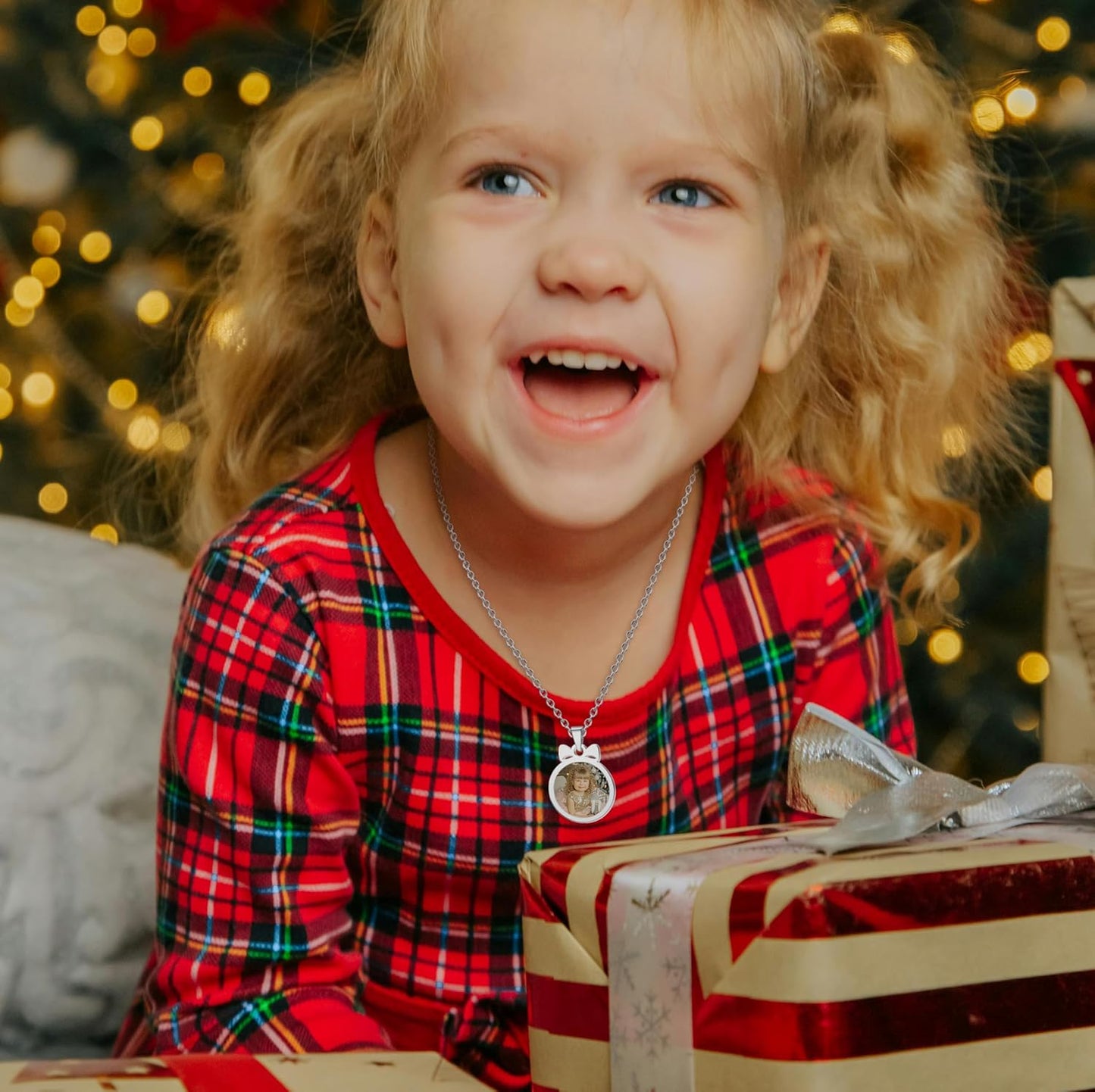 CharmSStory Personalized Photo Necklaces Custom Engraved Name Necklace Memory Keepsake Picture Necklace Pendant Customized Gifts for Women Men